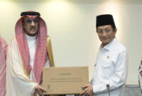 Pemerintah Kerajaan Arab Saudi, melalui Kedutaan Besar Arab Saudi di Indonesia, kembali menyalurkan bantuan kurma sebanyak 100 ton untuk masyarakat Muslim di Indonesia. Bantuan ini diserahkan secara simbolis oleh Duta Besar Arab Saudi untuk Indonesia, Faisal Abdulah H. Amodi, dan diterima Menteri Agama (Menag) RI, Nasaruddin Umar, di Jakarta. Foto: INIKEPRI.COM/Kemenag