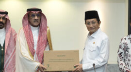 Pemerintah Kerajaan Arab Saudi, melalui Kedutaan Besar Arab Saudi di Indonesia, kembali menyalurkan bantuan kurma sebanyak 100 ton untuk masyarakat Muslim di Indonesia. Bantuan ini diserahkan secara simbolis oleh Duta Besar Arab Saudi untuk Indonesia, Faisal Abdulah H. Amodi, dan diterima Menteri Agama (Menag) RI, Nasaruddin Umar, di Jakarta. Foto: INIKEPRI.COM/Kemenag