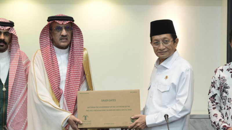 Pemerintah Kerajaan Arab Saudi, melalui Kedutaan Besar Arab Saudi di Indonesia, kembali menyalurkan bantuan kurma sebanyak 100 ton untuk masyarakat Muslim di Indonesia. Bantuan ini diserahkan secara simbolis oleh Duta Besar Arab Saudi untuk Indonesia, Faisal Abdulah H. Amodi, dan diterima Menteri Agama (Menag) RI, Nasaruddin Umar, di Jakarta. Foto: INIKEPRI.COM/Kemenag