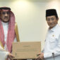 Pemerintah Kerajaan Arab Saudi, melalui Kedutaan Besar Arab Saudi di Indonesia, kembali menyalurkan bantuan kurma sebanyak 100 ton untuk masyarakat Muslim di Indonesia. Bantuan ini diserahkan secara simbolis oleh Duta Besar Arab Saudi untuk Indonesia, Faisal Abdulah H. Amodi, dan diterima Menteri Agama (Menag) RI, Nasaruddin Umar, di Jakarta. Foto: INIKEPRI.COM/Kemenag