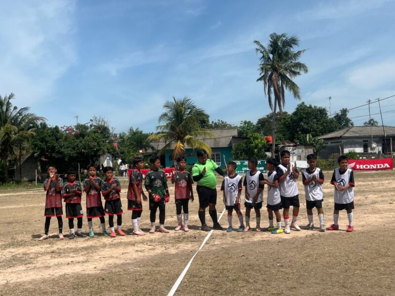 Tim sepak bola kebanggaan MIS Nurul Huda, Nurul Huda FC, resmi ambil bagian dalam Kejuaraan Kebersamaan Cup V Turnamen Mini Soccer U-12 Tahun 2025 yang berlangsung di Lapangan SD 04 Tebing, Sabtu (8/2/2025). Foto: INIKEPRI.COM