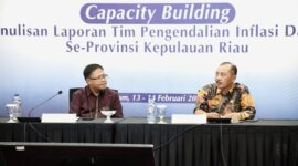 Sekretaris Daerah Provinsi Kepulauan Riau, Adi Prihantara, menghadiri kegiatan Capacity Building Penyusunan Laporan Tim Pengendalian Inflasi Daerah (TPID) yang diselenggarakan di Kantor Perwakilan Bank Indonesia Provinsi Kepulauan Riau, Kamis, (13/2). Foto: Diskominfo Kepri 