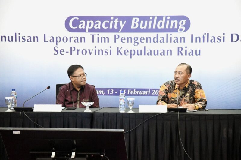 Sekretaris Daerah Provinsi Kepulauan Riau, Adi Prihantara, menghadiri kegiatan Capacity Building Penyusunan Laporan Tim Pengendalian Inflasi Daerah (TPID) yang diselenggarakan di Kantor Perwakilan Bank Indonesia Provinsi Kepulauan Riau, Kamis, (13/2). Foto: Diskominfo Kepri 