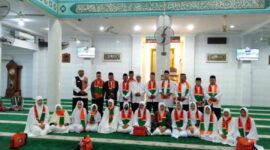 Kepala Kemenag Lingga Drs H Erman Zaruddin,M.M.Pd melepas keberangkatan jamaah umrah dari Raphita Wisata Travel. Foto: INIKEPRI.COM