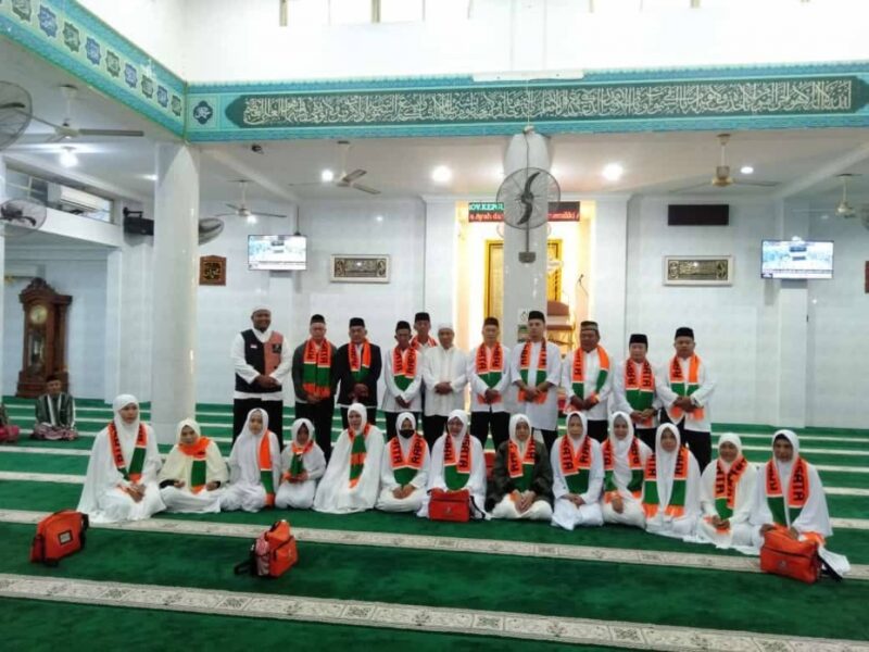 Kepala Kemenag Lingga Drs H Erman Zaruddin,M.M.Pd melepas keberangkatan jamaah umrah dari Raphita Wisata Travel. Foto: INIKEPRI.COM