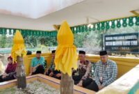 Kepala Kantor Wilayah (Kakanwil) Kementerian Agama (Kemenag) Provinsi Kepulauan Riau, Zoztafia, melakukan ziarah ke makam Sultan Mahmud Riayat Syah, Pahlawan Nasional asal Kepulauan Riau. Foto: INIKEPRI.COM