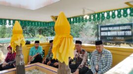Kepala Kantor Wilayah (Kakanwil) Kementerian Agama (Kemenag) Provinsi Kepulauan Riau, Zoztafia, melakukan ziarah ke makam Sultan Mahmud Riayat Syah, Pahlawan Nasional asal Kepulauan Riau. Foto: INIKEPRI.COM