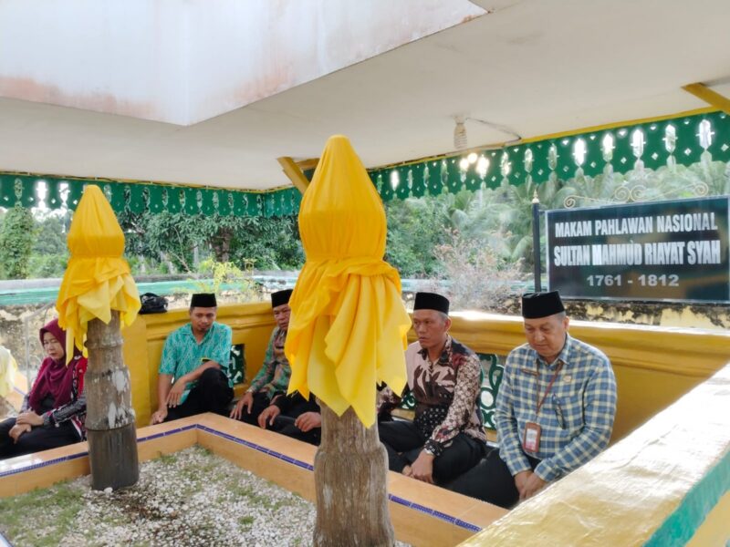 Kepala Kantor Wilayah (Kakanwil) Kementerian Agama (Kemenag) Provinsi Kepulauan Riau, Zoztafia, melakukan ziarah ke makam Sultan Mahmud Riayat Syah, Pahlawan Nasional asal Kepulauan Riau. Foto: INIKEPRI.COM