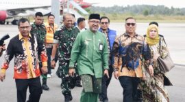 Wakil Gubernur Kepulauan Riau, Nyanyang Haris Pratamura, tiba di Bandara Raja Haji Fisabilillah (RHF), Tanjungpinang, pada Jumat (21/2), setelah resmi dilantik oleh Presiden Republik Indonesia, Prabowo Subianto. Foto: Diskominfo Kepri 