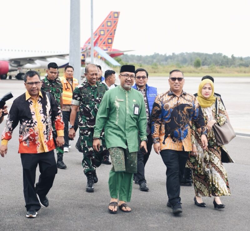 Wakil Gubernur Kepulauan Riau, Nyanyang Haris Pratamura, tiba di Bandara Raja Haji Fisabilillah (RHF), Tanjungpinang, pada Jumat (21/2), setelah resmi dilantik oleh Presiden Republik Indonesia, Prabowo Subianto. Foto: Diskominfo Kepri 