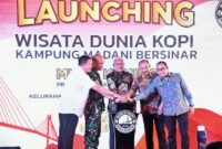 Sekretaris Daerah Provinsi Kepulauan Riau, Drs. Adi Prihantara, mewakili Gubernur Kepri menghadiri Launching 'Wisata Dunia Kopi' Kampung Madani Bersinar yang digelar Badan Narkotika Nasional Provinsi (BNNP) Kepri di Kelurahan Muka Kuning, Batam, Kamis (13/2). Foto: Diskominfo Kepri 