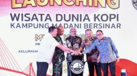 Sekretaris Daerah Provinsi Kepulauan Riau, Drs. Adi Prihantara, mewakili Gubernur Kepri menghadiri Launching 'Wisata Dunia Kopi' Kampung Madani Bersinar yang digelar Badan Narkotika Nasional Provinsi (BNNP) Kepri di Kelurahan Muka Kuning, Batam, Kamis (13/2). Foto: Diskominfo Kepri 