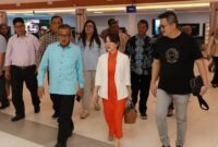 Plh.Wali Kota Batam sekaligus Wakil Wali Kota Batam, Li Claudia Chandra tiba di Bandara Internasional Hang Nadim, Batam, pada Minggu (23/2/2025), setelah resmi dilantik oleh Presiden Republik Indonesia, Prabowo Subianto, di Istana Negara. Foto: INIKEPRI.COM