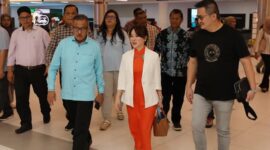 Plh.Wali Kota Batam sekaligus Wakil Wali Kota Batam, Li Claudia Chandra tiba di Bandara Internasional Hang Nadim, Batam, pada Minggu (23/2/2025), setelah resmi dilantik oleh Presiden Republik Indonesia, Prabowo Subianto, di Istana Negara. Foto: INIKEPRI.COM
