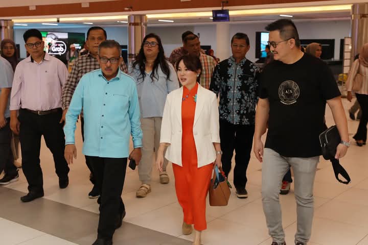 Plh.Wali Kota Batam sekaligus Wakil Wali Kota Batam, Li Claudia Chandra tiba di Bandara Internasional Hang Nadim, Batam, pada Minggu (23/2/2025), setelah resmi dilantik oleh Presiden Republik Indonesia, Prabowo Subianto, di Istana Negara. Foto: INIKEPRI.COM