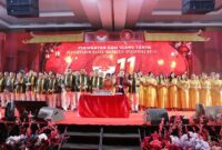  Plh. Wali Kota Batam sekaligus Wakil Wali Kota Batam, Li Claudia Chandra, menghadiri Perayaan Imlek yang disejalankan dengan Peringatan Hari Ulang Tahun ke-11 Perhimpunan Hakka Indonesia Sejahtera (PHIS) Kota Batam serta HUT ke-6 Yayasan Hakka Batam, di Swiss Belhotel Harbourbay Batam, Minggu (23/2/2025). Foto: INIKEPRI.COM