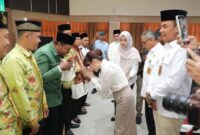 Plh. Wali Kota Batam sekaligus Wakil Wali Kota Batam, Li Claudia Chandra, secara resmi melepas para mubaligh Kota Batam untuk bertugas selama bulan suci Ramadan. Acara pelepasan ini sejalan dengan silaturahmi menyambut bulan ramadhan, di Kantor Wali Kota Batam, Selasa (25/2/2025). Foto: INIKEPRI.COM/Media Center Batam 