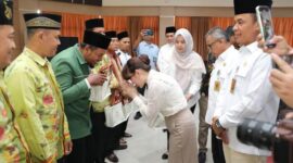 Plh. Wali Kota Batam sekaligus Wakil Wali Kota Batam, Li Claudia Chandra, secara resmi melepas para mubaligh Kota Batam untuk bertugas selama bulan suci Ramadan. Acara pelepasan ini sejalan dengan silaturahmi menyambut bulan ramadhan, di Kantor Wali Kota Batam, Selasa (25/2/2025). Foto: INIKEPRI.COM/Media Center Batam 