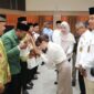 Plh. Wali Kota Batam sekaligus Wakil Wali Kota Batam, Li Claudia Chandra, secara resmi melepas para mubaligh Kota Batam untuk bertugas selama bulan suci Ramadan. Acara pelepasan ini sejalan dengan silaturahmi menyambut bulan ramadhan, di Kantor Wali Kota Batam, Selasa (25/2/2025). Foto: INIKEPRI.COM/Media Center Batam 