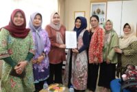 Ketua Tim Penggerak Pemberdayaan dan Kesejahteraan Keluarga (TP PKK) Kota Batam, Erlita Sari Amsakar, menerima kunjungan pengurus Yayasan Kanker Indonesia (YKI) Cabang Koordinator Provinsi Kepulauan Riau dan Cancer Information and Support Center (CISC) Kota Batam di Kantor TP PKK Kota Batam, Selasa (25/02/2025). Foto: INIKEPRI.COM/Media Center Batam 