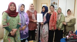 Ketua Tim Penggerak Pemberdayaan dan Kesejahteraan Keluarga (TP PKK) Kota Batam, Erlita Sari Amsakar, menerima kunjungan pengurus Yayasan Kanker Indonesia (YKI) Cabang Koordinator Provinsi Kepulauan Riau dan Cancer Information and Support Center (CISC) Kota Batam di Kantor TP PKK Kota Batam, Selasa (25/02/2025). Foto: INIKEPRI.COM/Media Center Batam 