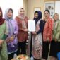 Ketua Tim Penggerak Pemberdayaan dan Kesejahteraan Keluarga (TP PKK) Kota Batam, Erlita Sari Amsakar, menerima kunjungan pengurus Yayasan Kanker Indonesia (YKI) Cabang Koordinator Provinsi Kepulauan Riau dan Cancer Information and Support Center (CISC) Kota Batam di Kantor TP PKK Kota Batam, Selasa (25/02/2025). Foto: INIKEPRI.COM/Media Center Batam 