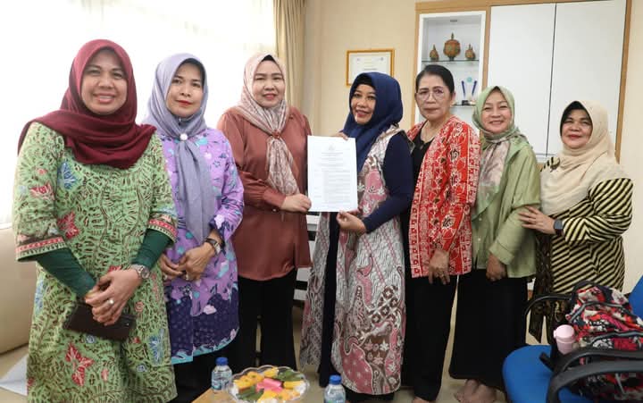 Ketua Tim Penggerak Pemberdayaan dan Kesejahteraan Keluarga (TP PKK) Kota Batam, Erlita Sari Amsakar, menerima kunjungan pengurus Yayasan Kanker Indonesia (YKI) Cabang Koordinator Provinsi Kepulauan Riau dan Cancer Information and Support Center (CISC) Kota Batam di Kantor TP PKK Kota Batam, Selasa (25/02/2025). Foto: INIKEPRI.COM/Media Center Batam 