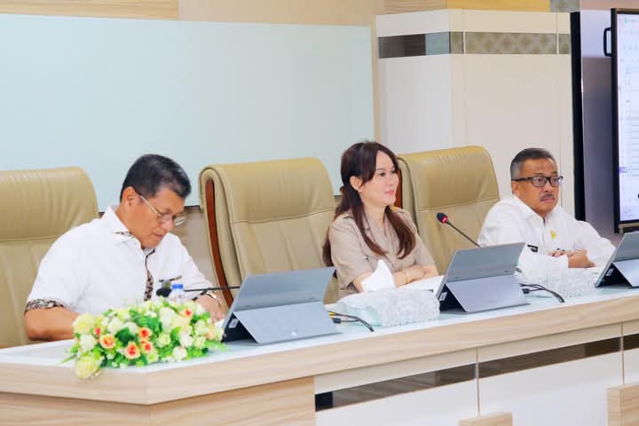 Plh. Wali Kota Batam sekaligus Wakil Wali Kota Batam, Li Claudia Chandra, melanjutkan silaturahmi dan perkenalan dengan seluruh camat dari 12 kecamatan se-Kota Batam serta para Kepala Bagian di lingkungan Pemerintah Kota Batam, di Kantor Wali Kota Batam, Rabu (26/2/2025). Foto: INIKEPRI.COM/Media Center Batam
