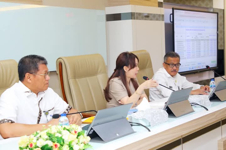 Li Claudia Chandra di tengah pertemuan bersama Camat Se-Kota Batam, di lantai 5 Kantor Wali Kota Batam, Rabu (26/2/2025) pada saat pemaparan perangkat daerah untuk program kerja di lingkungan Pemko Batam bersama Wakil Wali Kota Batam. Foto: INIKEPRI.COM/Media Center Batam 