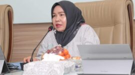 Erlita Sari Amsakar selaku Ketua Tim Penggerak Pemberdayaan dan Kesejahteraan Keluarga (TP PKK) Kota Batam mengundang mitra PKK untuk rapat Koordinasi dengan Organiasai Perangakat Daerah (OPD) mitra PKK guna mensinergikan program-program yang telah disusun dan akan dilaksanakan di tahun 2025 dan usulan ditahun 2026. Kegiatan ini dilaksanakan di Kantor Wali Kota Batam Lt V, Rabu (26/02/2025). Foto: INIKEPRI.COM/Media Center Batam 
