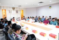 Pemerintah Kota Batam menyelenggarakan Rapat Koordinasi (Rakor) pelaksanaan Safari Ramadhan. Rakor dipimpin Sekretaris Daerah Kota Batam, Jefridin, M.Pd. dihadiri Asisten Pemerintahan dan Kesra Kota Batam, Yusfa Hendri, Asisten Ekonomi dan Pembangunan Kota Batam, Firmansyah dan Asisten Administrasi Umum Kota Batam, Heriman HK. Rakor dihadiri Ormas Islam dan Badan Amil Zakat Nasional (Baznas) Kota Batam. Foto: INIKEPRI.COM/Media Center Batam 