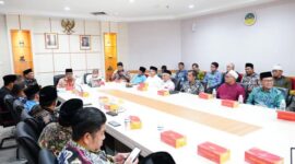 Pemerintah Kota Batam menyelenggarakan Rapat Koordinasi (Rakor) pelaksanaan Safari Ramadhan. Rakor dipimpin Sekretaris Daerah Kota Batam, Jefridin, M.Pd. dihadiri Asisten Pemerintahan dan Kesra Kota Batam, Yusfa Hendri, Asisten Ekonomi dan Pembangunan Kota Batam, Firmansyah dan Asisten Administrasi Umum Kota Batam, Heriman HK. Rakor dihadiri Ormas Islam dan Badan Amil Zakat Nasional (Baznas) Kota Batam. Foto: INIKEPRI.COM/Media Center Batam 