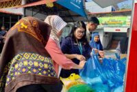 Untuk menstabilkan harga pangan dan memberikan akses bahan pangan murah bagi masyarakat, Dinas Pertanian, Pangan, dan Perikanan (DP3) Kota Tanjungpinang menggelar Gerakan Pangan Murah (GPM) Mini On the Road di halaman kantor DP3 Tanjungpinang, Kamis (6/2/2025). Foto: Diskominfo Tanjungpinang 