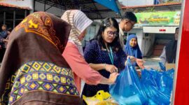 Untuk menstabilkan harga pangan dan memberikan akses bahan pangan murah bagi masyarakat, Dinas Pertanian, Pangan, dan Perikanan (DP3) Kota Tanjungpinang menggelar Gerakan Pangan Murah (GPM) Mini On the Road di halaman kantor DP3 Tanjungpinang, Kamis (6/2/2025). Foto: Diskominfo Tanjungpinang 