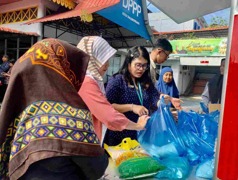 Untuk menstabilkan harga pangan dan memberikan akses bahan pangan murah bagi masyarakat, Dinas Pertanian, Pangan, dan Perikanan (DP3) Kota Tanjungpinang menggelar Gerakan Pangan Murah (GPM) Mini On the Road di halaman kantor DP3 Tanjungpinang, Kamis (6/2/2025). Foto: Diskominfo Tanjungpinang