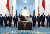 Presiden Republik Indonesia, Prabowo Subianto, resmi menandatangani aturan penting terkait keberadaan Badan Pengelola Investasi (BPI) Daya Anagata Nusantara (Danantara) di Istana Kepresidenan pada Senin (24/2/2025). Foto: Tangkapan Layar Youtube Setpres/Istimewa