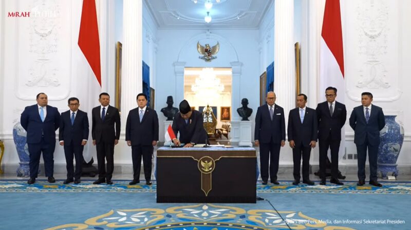Presiden Republik Indonesia, Prabowo Subianto, resmi menandatangani aturan penting terkait keberadaan Badan Pengelola Investasi (BPI) Daya Anagata Nusantara (Danantara) di Istana Kepresidenan pada Senin (24/2/2025). Foto: Tangkapan Layar Youtube Setpres/Istimewa