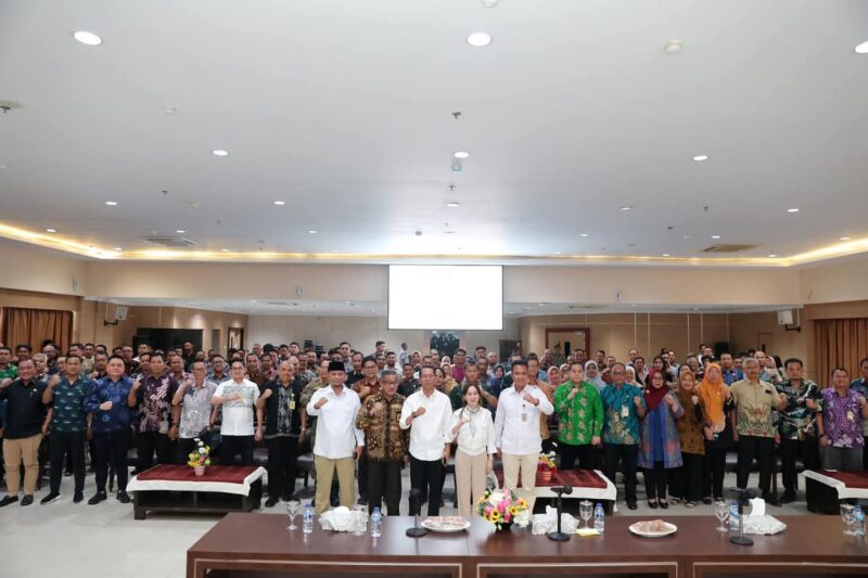 Wali Kota Batam terpilih H Amsakar Achmad, bersama Wakil Wali Kota Batam terpilih, Li Claudia Chandra, menghadiri silaturahmi perdana bersama pejabat dan pegawai Pemerintah Kota (Pemko) Batam, di gedung Pemko Batam, Kamis (6/2/2025). Foto: INIKEPRI.COM