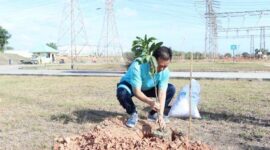 Dalam rangka memperingati bulan Kesehatan dan Keselamatan Kerja (K3) Nasional tahun 2025 yang berlangsung dari tanggal 12 Januari sampai 12 Februari, serta menyukseskan gerakan penanaman sejuta pohon untuk melestarikan lingkungan, PT PLN Batam berkolaborasi dengan PT TJK Power melaksanakan aksi penghijauan dengan melakukan penanaman pohon di situs PLTU dan Gardu Induk (GI) Tanjung Kasam, Batam, Jumat (7/2/2025). Foto: PLN BATAM/INIKEPRI.COM