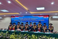 Amsakar Achmad berfoto bersama sesuai sidang terbuka di IPDN. Foto: INIKEPRI.COM