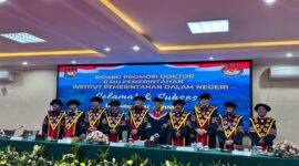 Amsakar Achmad berfoto bersama sesuai sidang terbuka di IPDN. Foto: INIKEPRI.COM