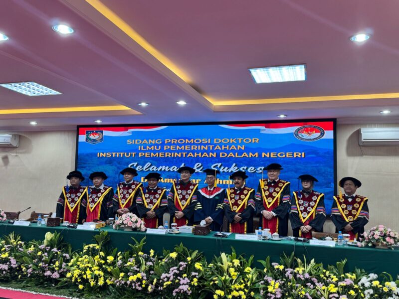 Amsakar Achmad berfoto bersama sesuai sidang terbuka di IPDN. Foto: INIKEPRI.COM