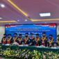 Amsakar Achmad berfoto bersama sesuai sidang terbuka di IPDN. Foto: INIKEPRI.COM