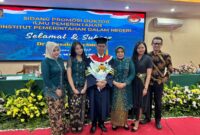 Amsakar Achmad berfoto bersama keluarganya. Foto: INIKEPRI.COM