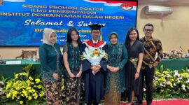 Amsakar Achmad berfoto bersama keluarganya. Foto: INIKEPRI.COM