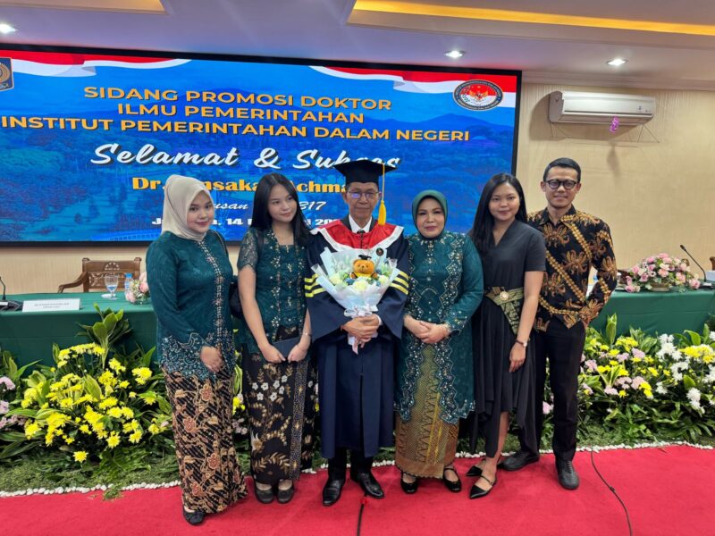 Amsakar Achmad berfoto bersama keluarganya. Foto: INIKEPRI.COM