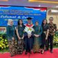 Amsakar Achmad berfoto bersama keluarganya. Foto: INIKEPRI.COM