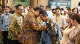 Amsakar Achmad dan Li Claudia Chandra saat dilantik menjadi Ex Officio Kepala BP dan Wakil Kepala BP Batam oleh Menko Airlangga Hartarto. Foto: INIKEPRI.COM
