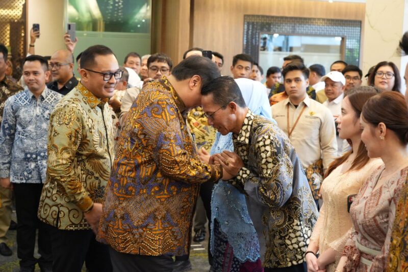 Amsakar Achmad dan Li Claudia Chandra saat dilantik menjadi Ex Officio Kepala BP dan Wakil Kepala BP Batam oleh Menko Airlangga Hartarto. Foto: INIKEPRI.COM