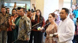 Menteri Koordinator Bidang Perekonomian Airlangga Hartarto selaku Ketua Dewan Kawasan Perdagangan Bebas dan Pelabuhan Bebas (KPBPB) Batam melantik Wali Kota Batam 2025-2030 Amsakar Achmad sebagai Kepala Badan Pengusahaan Kawasan Perdagangan Bebas dan Pelabuhan Bebas Batam (BP Batam), Kamis siang (20/2/2025) di Gedung Ali Wardhana Kementerian Perekonomian RI di Jakarta. Foto: INIKEPRI.COM/BP Batam 